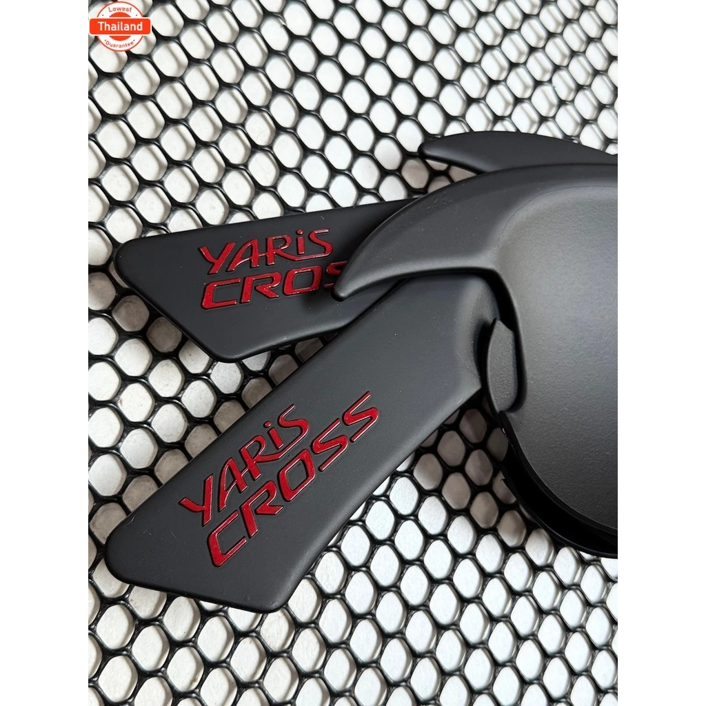กันรอยมือเปิดประตู เ้ารองมือเปิดประตู 4 ชิ้น สีดำด้าน โลโก้แดง สำหรั TOYOTA YARIS CROSS ยาริส ครอส เอชอีวี 2023 2024 202