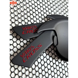 กันรอยมือเปิดประตู เ้ารองมือเปิดประตู 4 ชิ้น สีดำด้าน โลโก้แดง สำหรั TOYOTA YARIS CROSS ยาริส ครอส เอชอีวี 2023 2024 202