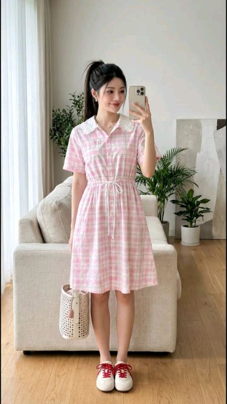 Mẹ sẽ chăm sóc gì? Mặc đầm Lyn around đi dạo thoải mái để mọi người ngó nhìn nhé ✨👗 #เพื่อนซี้พาสอย #Lynaround #เดรสสั้น #เดรสลายตาราง #เดรสลูกไม้