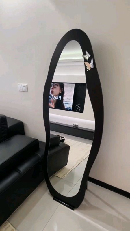 #กระจกเงาตั้งพื้นส่องเต็มตัวดีไซน์ทรงคลื่นน้ำ (Wavy Mirror) กรอบสีดำทรงอัดลอนโค้งเว้าสุดชิคที่ช่วยคอมพลีทลุคให้ห้องดูมีสไตล์
