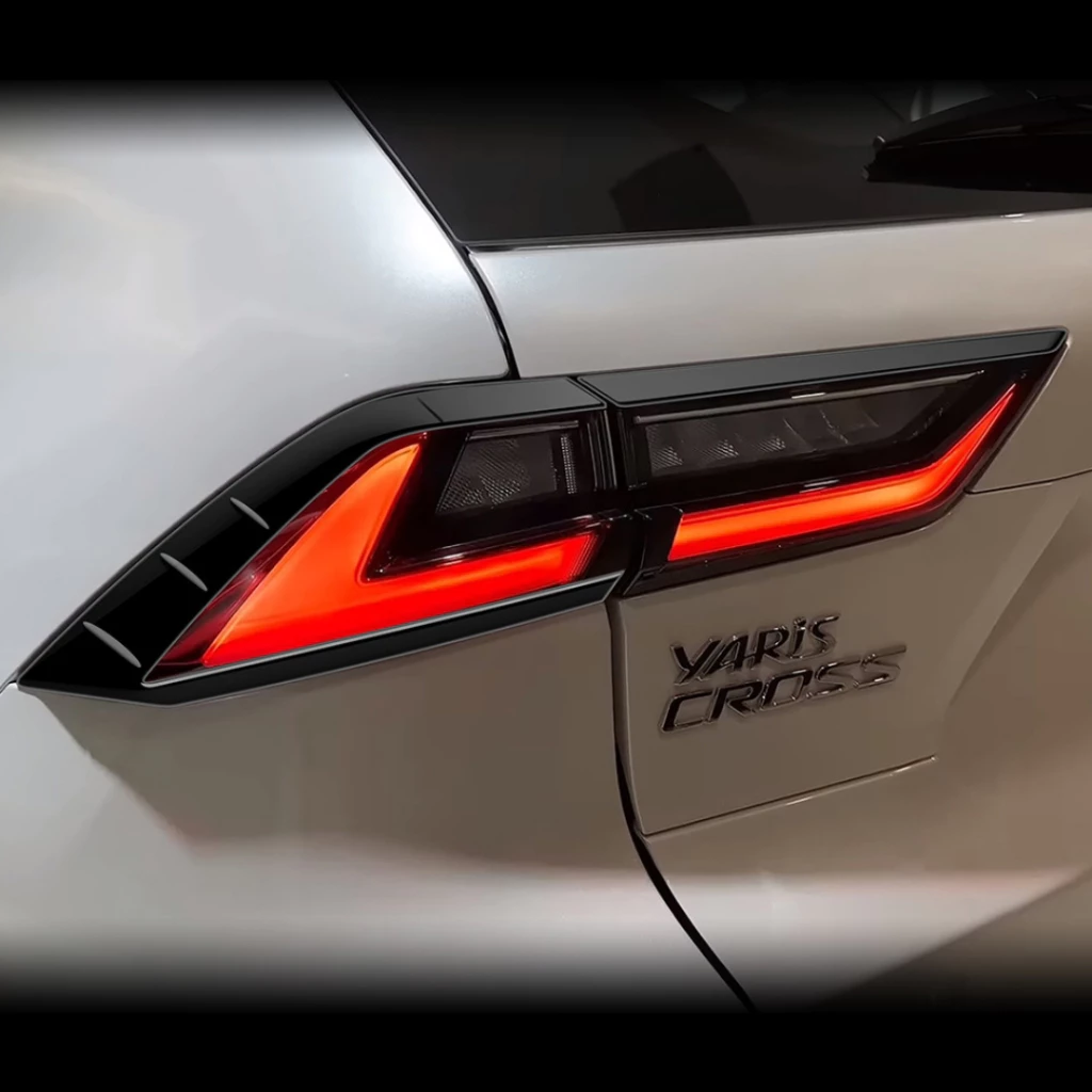 คิ้วไฟท้าย ครอบไฟท้าย โตโยต้ายาริสครอส Toyota Yaris Cross